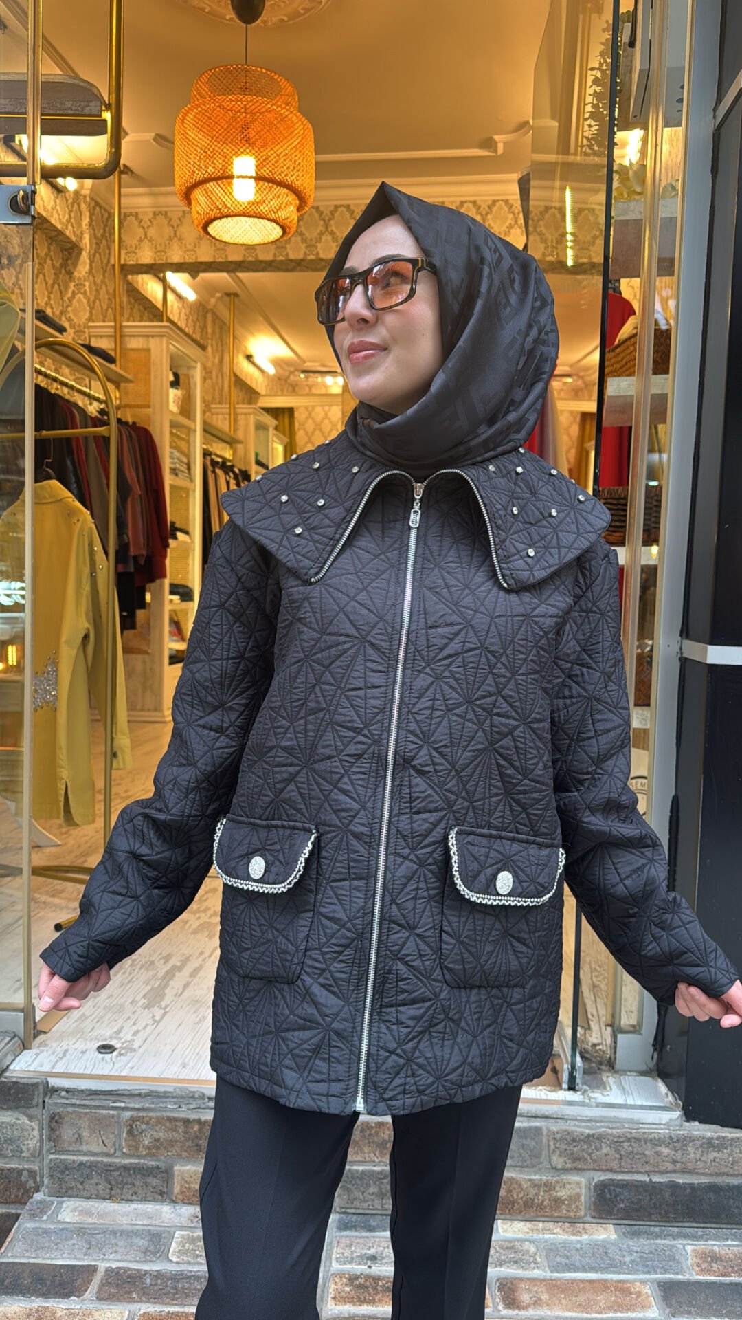 01 Kapitone Taşlı Mont - Siyah